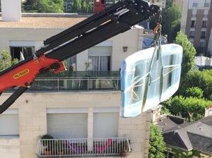 grue permettant de déplacer des meubles au dernier étage d'un immeuble pour un déménagement