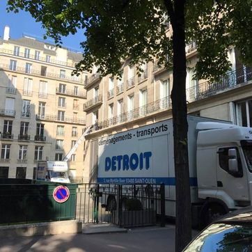 camion de déménagement devant des immeubles