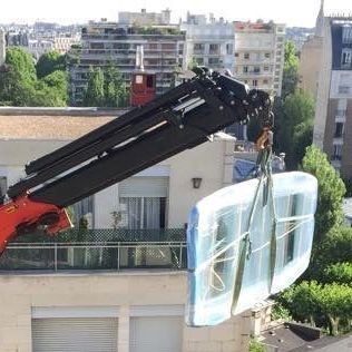 façade d'immeuble avec une grue dans la rue