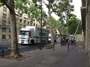 camion de déménagements dans une rue 