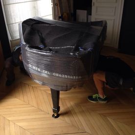 hommes déplaçants un piano